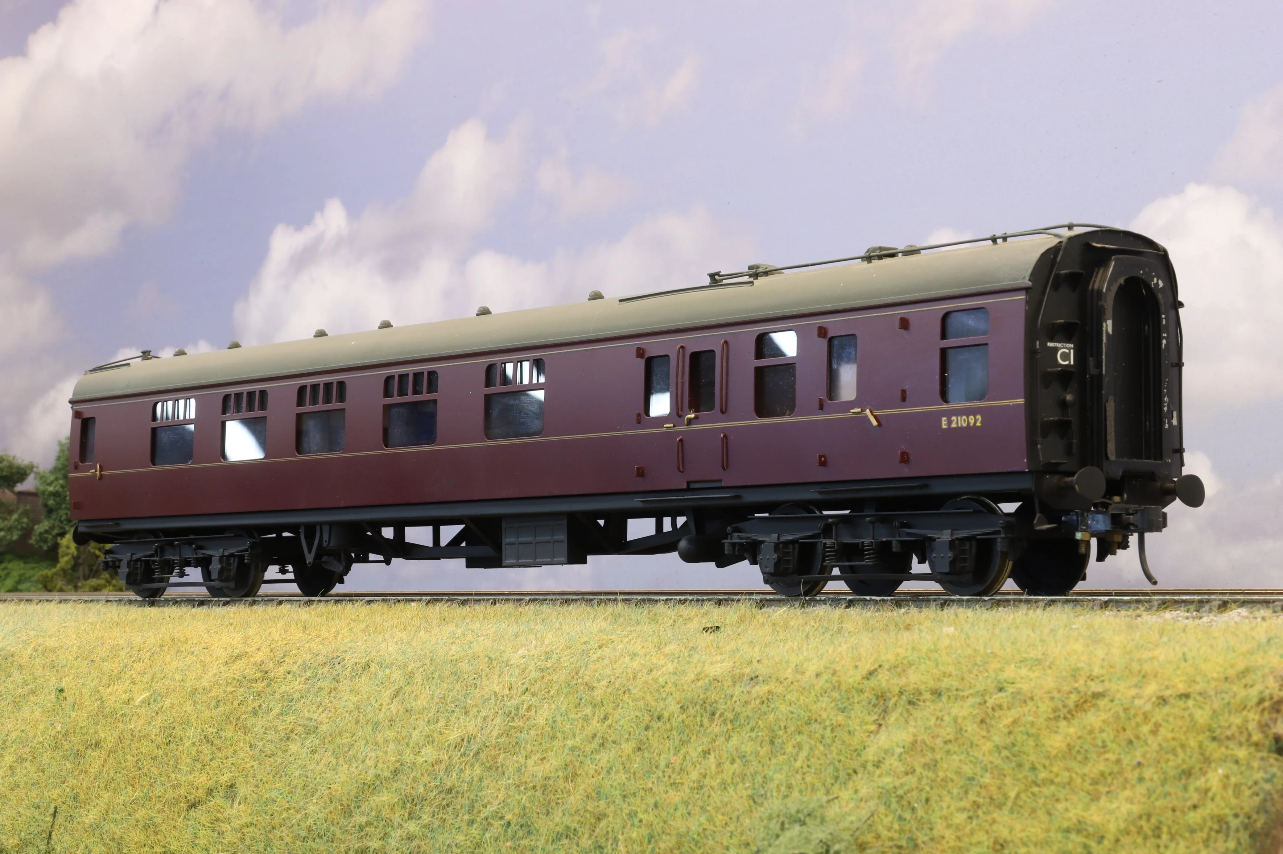 Bachmann Brassworks /Sancheng Mk1 Corridor Brake in BR Lined Maroon No.E21092