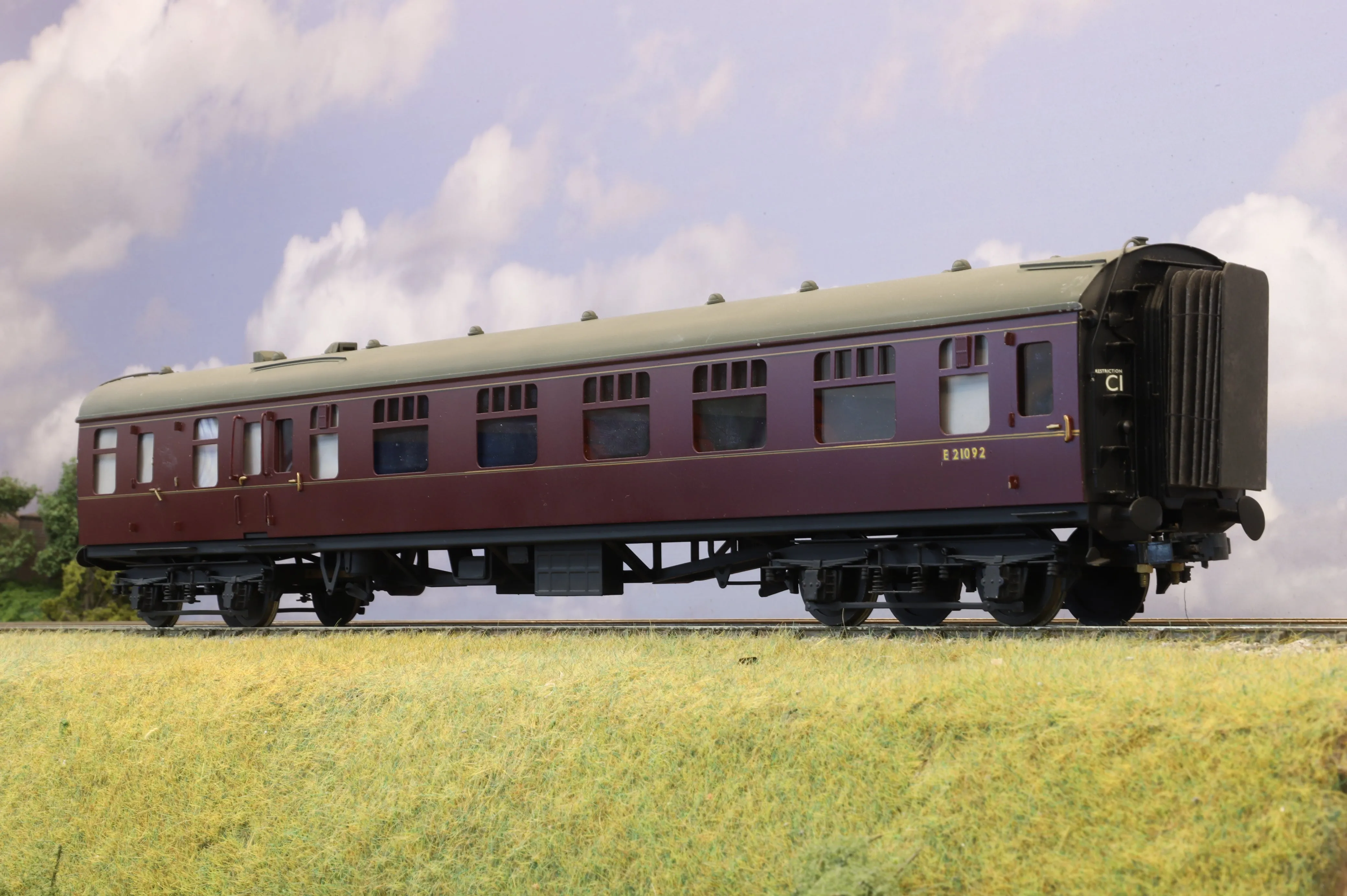 Bachmann Brassworks /Sancheng Mk1 Corridor Brake in BR Lined Maroon No.E21092